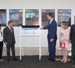 Don Felipe descubre las placas conmemorativas en su visita