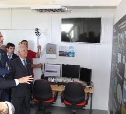 Su Majestad el Rey escucha las explicaciones sobre los telescopios "Quijote", por parte del director el Instituto de Astrofísica de Canarias