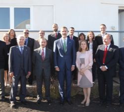 Su Majestad el Rey junto a los astrónomos y técnicos de los telescopios Quijote