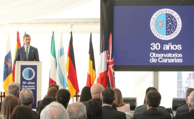 Don Felipe dirige unas palabras a los asistentes al acto conmemorativo de los "30 años de los Observatorios de Canarias"