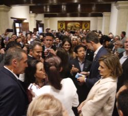 Sus Majestades los Reyes durante la recepción que ofrecieron a la colectividad española afincada en Zacatecas, Jalisco y Aguascalientes