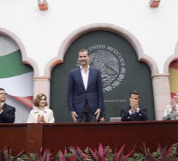 Sus Majestades los Reyes a su llegada al Museo de Arte Abstracto Ferlguérez