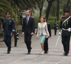 Sus Majestades los Reyes, a su llegada al Bosque de Chapultepec, para realizar una ofrenda floral ante el Monumento de los Niños Héroes.
