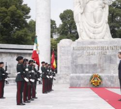 Don Felipe y Doña Letizia, junto a la Guardia de Honor, durante la ceremonia de homenaje ante el Monumento de los Niños Héroes.