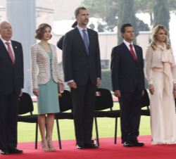 Los Reyes, el Presidente de México, su esposa, Angélica Rivera, y el ministro García-Margallo, durante la ceremonia de bienvenida oficial.