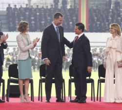 Don Felipe recibe el saludo del Presidente de México, en presencia de Doña Letizia, la Sra. Angélica Rivera, el ministro García-Margallo y su homólogo