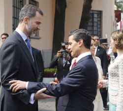 Sus Majestades los Reyes conversan con el Presidente de México y su esposa, Angélica Rivera, al concluir la ceremonia de bienvenida oficial.