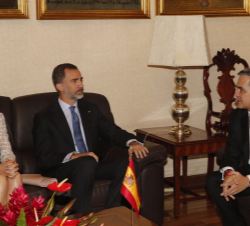 Don Felipe y Doña Letizia, con el jefe de Gobierno de la Ciudad de México, Miguel Ángel Mancera, en el Palacio del Ayuntamiento.