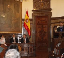 Don Felipe, durante sus palabras de agradecimiento tras ser los Reyes nombrados "Huéspedes Distinguidos".