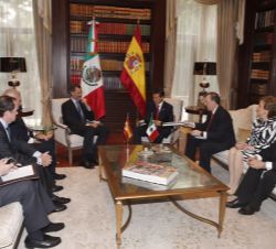 El Rey y el Presidente de México, acompañados de sus respectivas delegaciones, durante el encuentro que mantuvieron ambos Jefes de Estado.