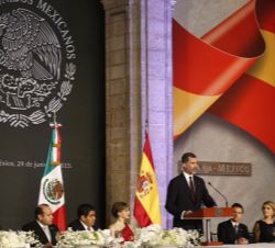 Vista de la mesa presidencial durante la intervención de Don Felipe en la cena de gala ofrecida en honor de los Reyes.