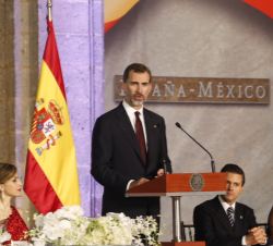 Don Felipe, durante su intervención en la cena de gala, junto a Doña Letizia y el Presidente de México y su esposa.