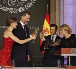 Los Reyes brindan con el Presidente de México y su esposa.