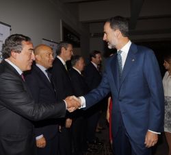 Don Felipe, con el presidente de la CEOE, Joan Rosell, y el secretario de Estado de Comercio, Jaime García-Legaz, antes del Foro Empresarial México-Es
