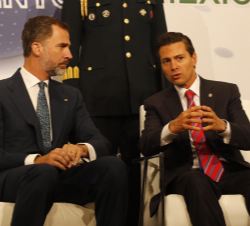 Don Felipe conversa con el Presidente Peña Nieto en el Encuentro Empresarial México-España.