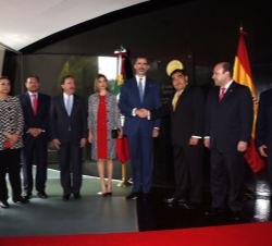 Sus Majestades los Reyes a su llegada al Senado de México son recibidos por el presidente del Senado de la República, Miguel Barbosa y una comisión fo
