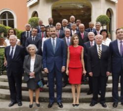 Sus Majestades los Reyes junto a los asistentes al almuerzo en la Embajada española en México