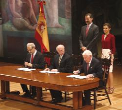 Sus Majestades los Reyes presencian la firma del acuerdo de implantación del SIELE, en el Anfiteatro Simón Bolivar