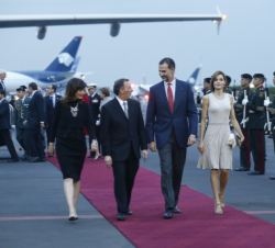 Sus Majestades los Reyes a su llegada al Aeropuerto Internacional Benito Juárez de la Ciudad de México, junto al secretario de Relaciones Exteriores d