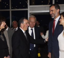 Sus Majestades los Reyes junto al ministro de Asuntos Exteriores y de Cooperación, conversan con el secretario de Relaciones Exteriores de los Estados