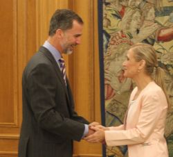 Don Felipe recibe el saludo de la presidenta de la Comunidad de Madrid, Cristina Cifuentes