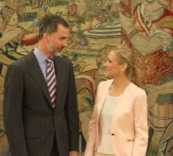 Su Majestad el Rey conversa con la presidenta de la Comunidad de Madrid, Cristina Cifuentes