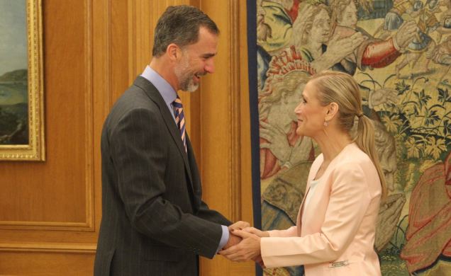 Don Felipe recibe el saludo de la presidenta de la Comunidad de Madrid, Cristina Cifuentes