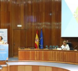 Vista de la mesa presidencial durante la intervención de la presidenta del Grupo Senda