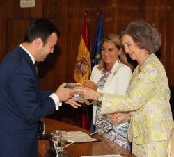 Doña Sofía entrega el premio en la categoría de "Promoción del Envejecimiento Activo", concedido a la Obra Social "la Caixa, a su direc
