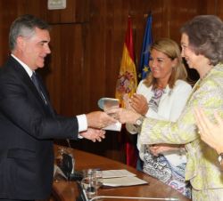 Doña Sofía entrega el premio a la "Iniciativa Innovadora", concedido al Proyecto social Clece, al presidente del Grupo Clece, Cristóbal Vald