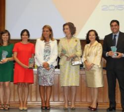 Doña Sofía, la secretaria de Estado de Servicios Sociales e Igualdad y la presidenta del Grupo Senda, con los premiados
