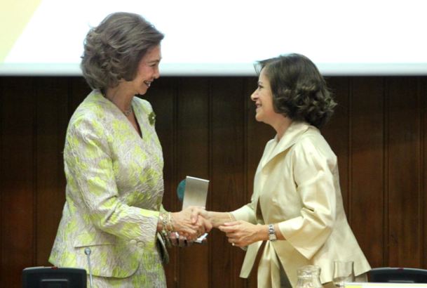 Su Majestad la Reina Doña Sofía recibe el "Premio Sénior de Honor" de manos de la presidenta del Grupo Senda, Matilde Pelegrí.