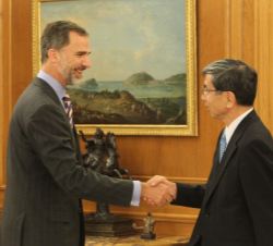 Don Felipe recibe el saludo del presidente del Banco Asiático de Desarrollo, Takehiko Nakao