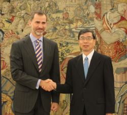 Su Majestad el Rey con el presidente del Banco Asiático de Desarrollo, Takehiko Nakao