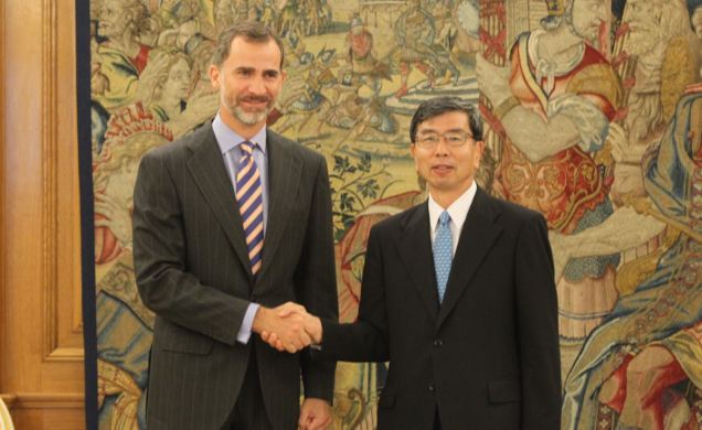 Su Majestad el Rey con el presidente del Banco Asiático de Desarrollo, Takehiko Nakao
