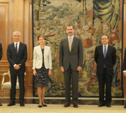 Don Felipe, la Presidenta Sommaruga, el secretario de Estado para la Unión Europea, los respectivos embajadores y el asesor de la Presidenta de Suiza