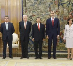 Don Felipe y el Presidente Humala, con el ministro de Asuntos Exteriores y Cooperación, José Manuel García-Margallo, su homóloga peruana, Ana María Sá