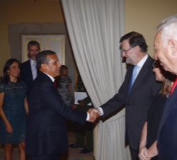 El presidente del Gobierno, Mariano Rajoy, saluda al Presidente de Perú