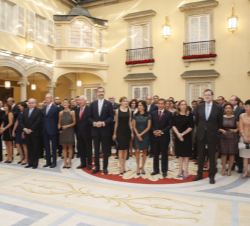 Los Reyes y el Presidente Humala y su esposa, junto al resto de invitados, en el Patio de los Borbones, durante la recepción