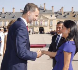 Don Felipe saluda a la Sra. Nadine Heredia, en presencia de Doña Letizia y el  Presidente de Perú