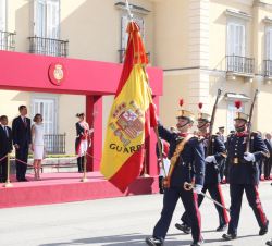 Vista de la tribuna al paso de la Bandera durante el desfile de la Guardia Real