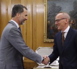 Su Majestad el Rey recibe el saludo del consejero delegado del Grupo Opel, Karl-Thomas Neumann