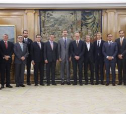 Su Majestad el Rey, con los directivos de la industria europea que le presentaron el proyecto "InCharge"