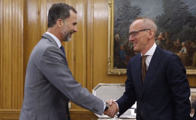 Su Majestad el Rey recibe el saludo del consejero delegado del Grupo Opel, Karl-Thomas Neumann