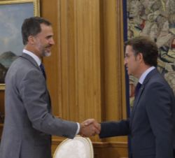 Su Majestad el Rey recibe el saludo del presidente de la Xunta de Galicia, Alberto Núñez Feijóo