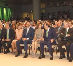 Sus Majestades los Reyes ocupan la primera fila de asientos en el anfiteatro de la Casa de América
