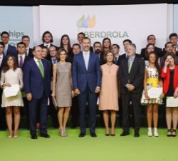 Sus Majestades los Reyes junto a los becados por la Fundación Iberdrola
