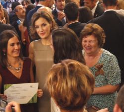 Doña Letizia con una de las becadas, al finalizar el acto