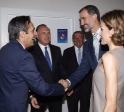 Don Felipe saluda al director de la División de Informativos de Mediaset, Juan Pedro Valentín