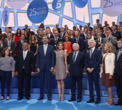 Sus Majestades los Reyes junto a directores, subdirectores de Mediaset y presentadores de Telecinco y Cuatro